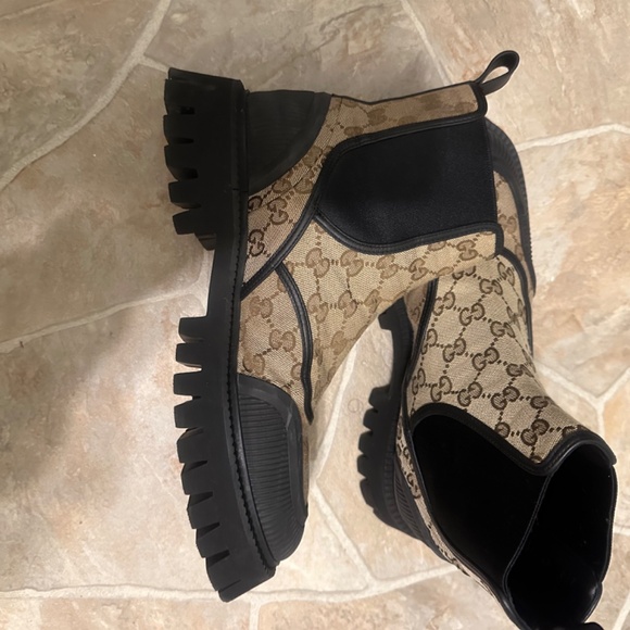 Woman’s Gucci Boots - Picture 5 of 7